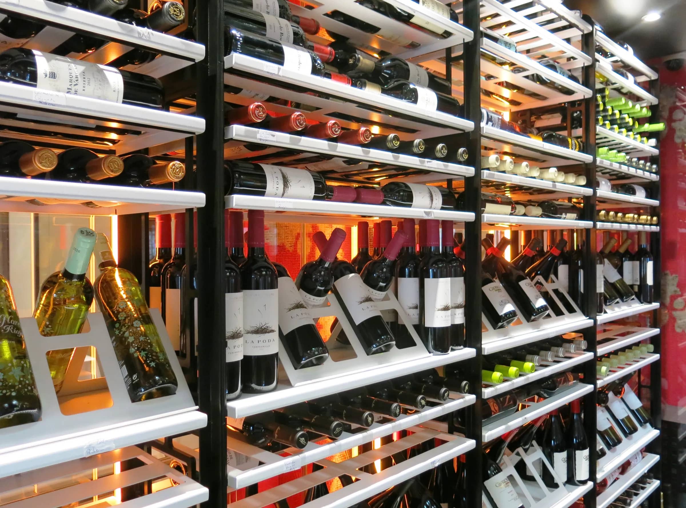 Bespoke wine cellar Spain floor-to-ceiling wine racks wall mounted display Rest Fortuni
