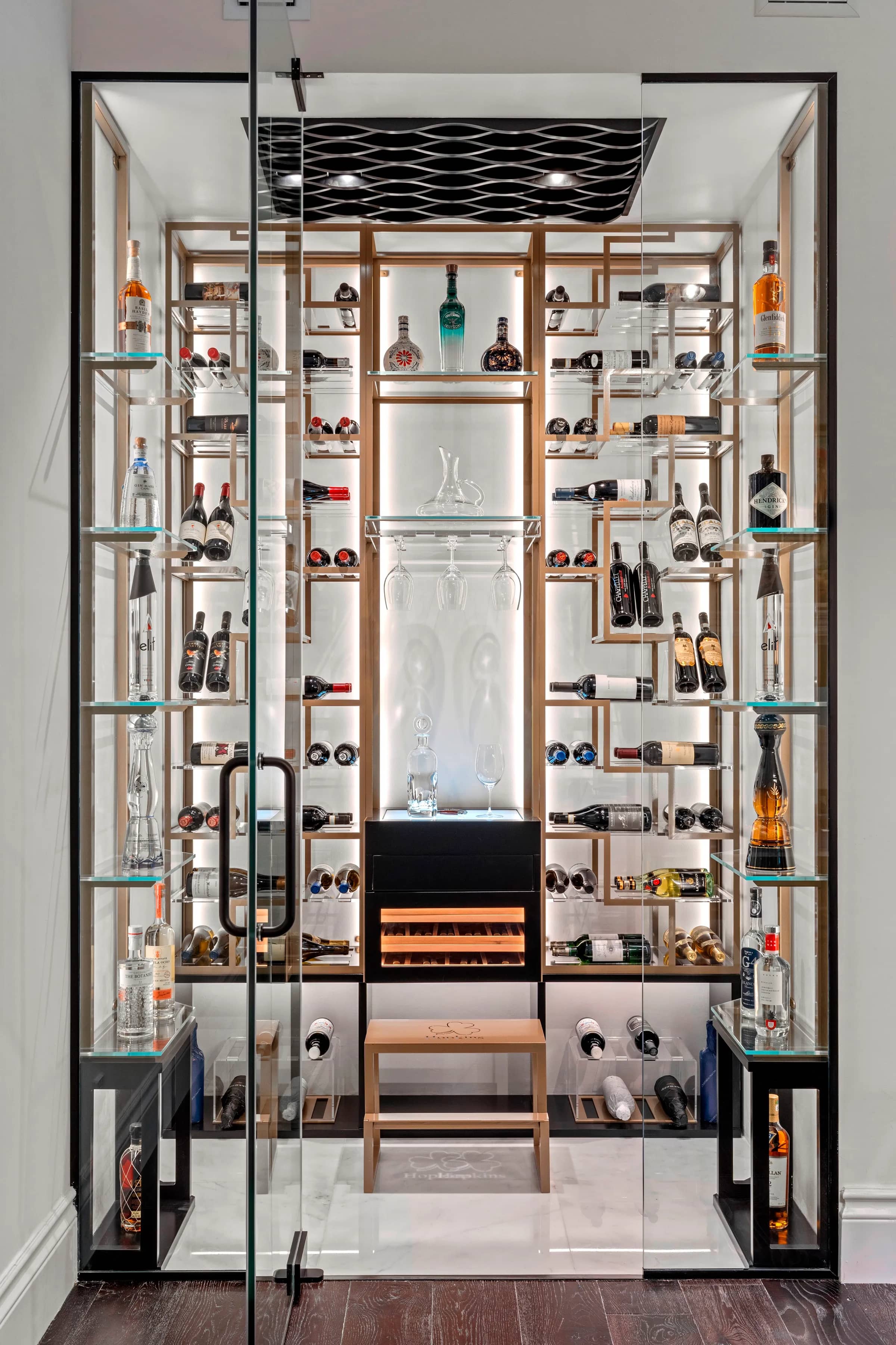 Cover photograph — Diseño de bodegas personalizadas en Delray Beach
