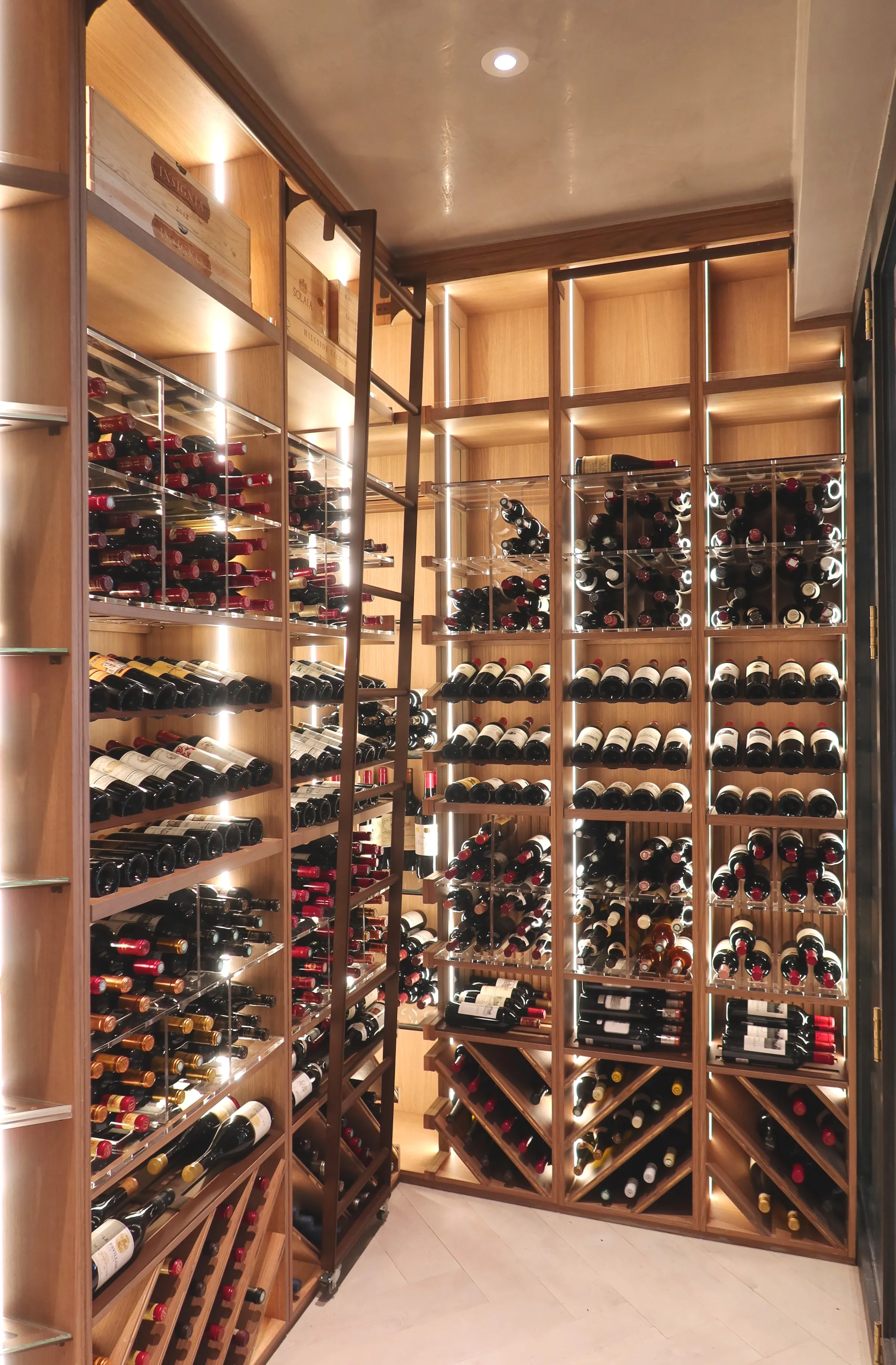 Luxury Wine Room Santo Domingo — Park Tower — photograph 2 of 5