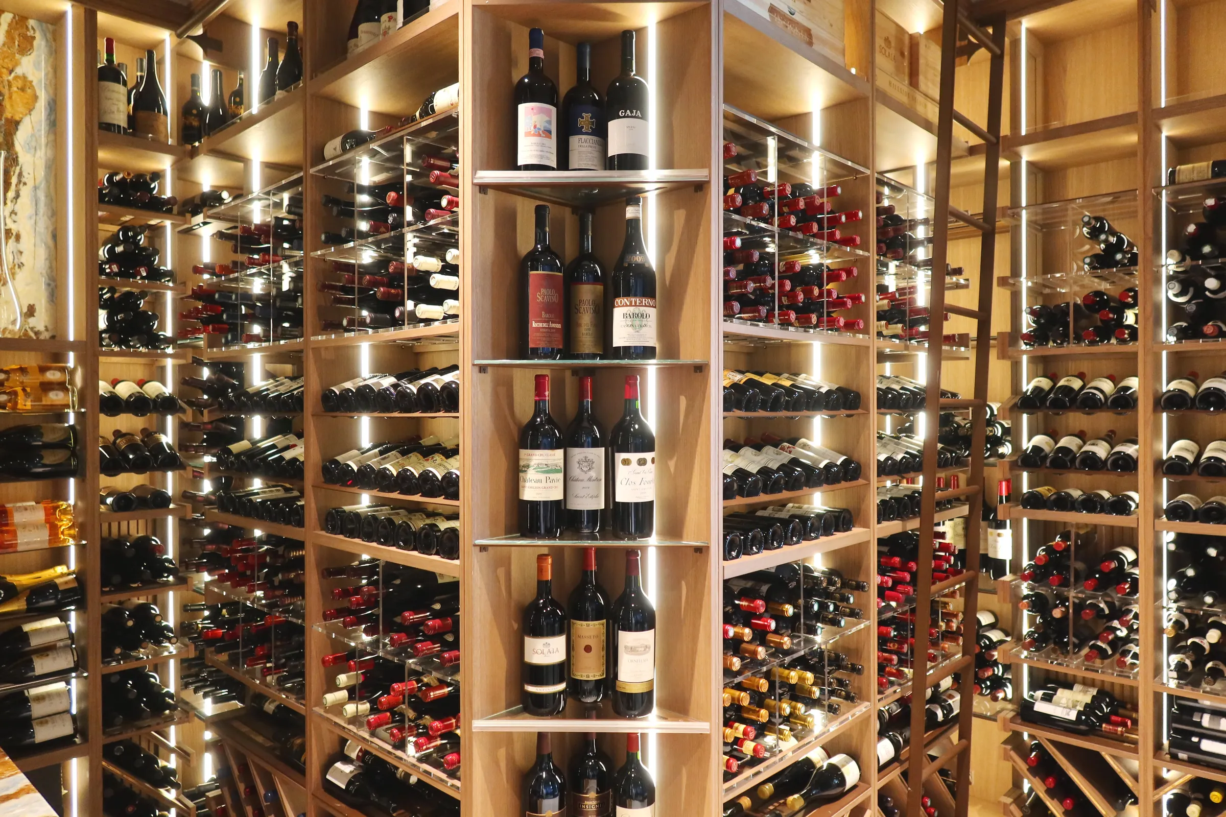 Luxury Wine Room Santo Domingo — Park Tower — photograph 4 of 5